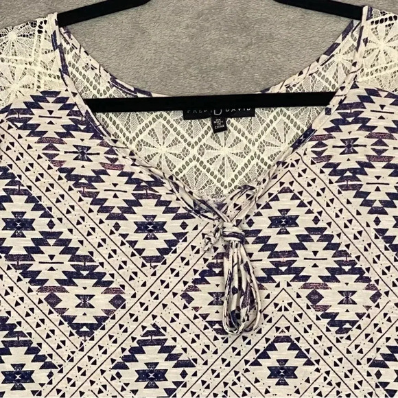 Fred David 2X Top Shirt White Geometric Sleeveless Asymmetrical V Neck Keyhole - Picture 3 of 8